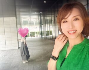 秋風に乗ってとても優しくて笑顔の可愛い２０代の女性がハピネスの婚活をスタート！ ...