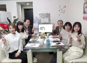 毎週火曜日はスタッフミーティング! いよいよクリスマスまで2ヶ月を切っちゃいまし...