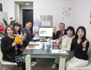 毎週火曜日はスタッフミーティング！ いよいよクリスマスまで１ヶ月ですよ～♪ みな...