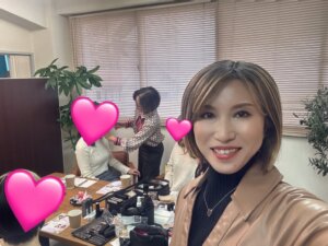昨日はハピネス福岡店でメイクセミナーを開催しました❣️ 参加されたみなさんはメモ...