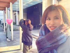 冬の寒空に春風が吹いているような爽やかな笑顔が魅力の女性がハピネスの婚活をスター...