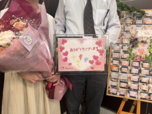 サプライズプロポーズは大成功✨ ご成婚手続き当日にプロポーズ！ 大きな花束を抱え...
