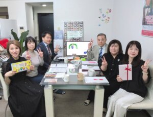 毎週火曜日はスタッフミーティング! 今年も早いものでクリスマスまで残り2ヶ月です...